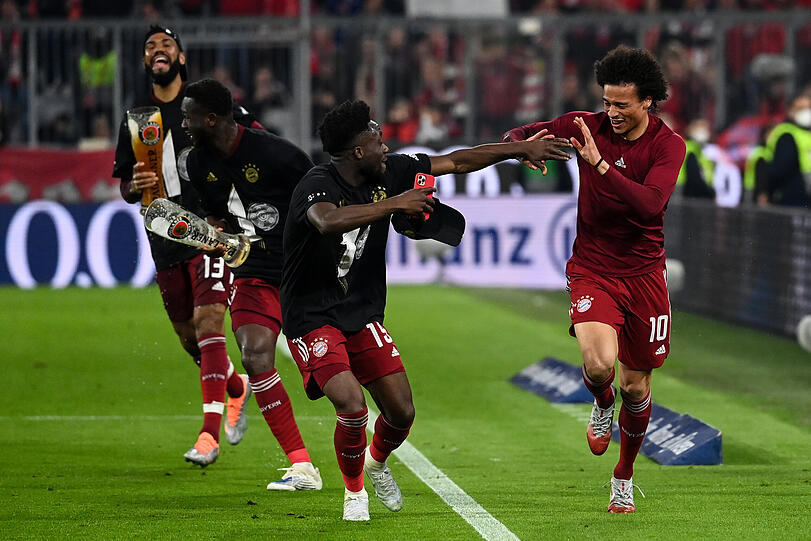 Bierduschen & Humba Tätärä – die Bilder von der Meisterfeier direkt nach Abpfiff in der Allianz Arena.