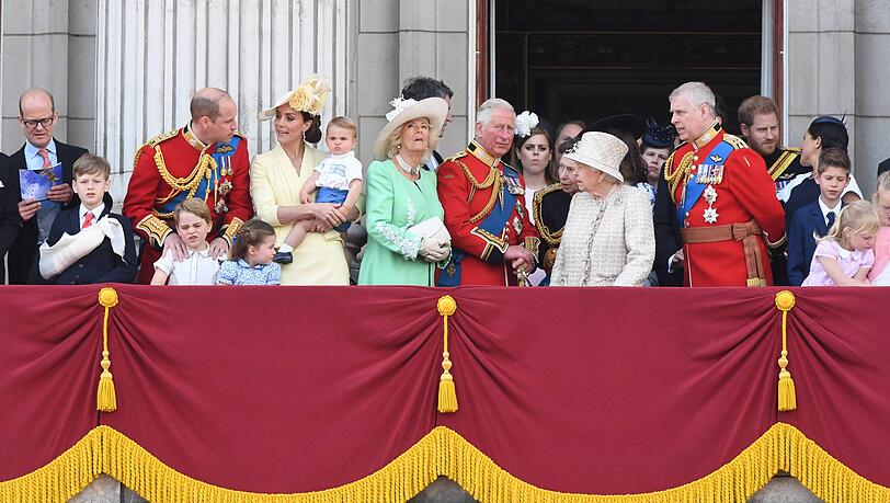 2019 war der Balkon des Buckingham Palastes noch wesentlich voller. Damals durften auch Prinz Harry und Herzogin Meghan an der Seite von Queen Elizabeth stehen. 2019 war der Balkon des Buckingham Palastes noch wesentlich voller. Damals durften auch Prinz Harry und Herzogin Meghan an der Seite von Queen Elizabeth stehen.