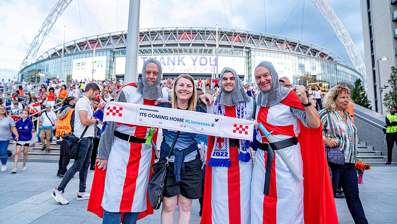 Kreuzzug für den Frauenfußball? Als Kreuzritter verkleidete Fans feiern mit "normalen" Anhängern die große Fußball-Party vor dem Wembley-Stadion, in dem das Finale der Frauenfußball-EM steigt.