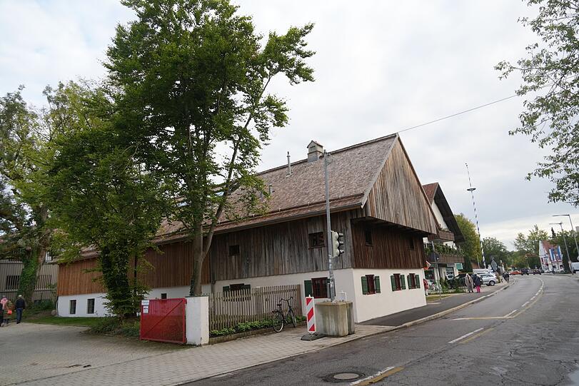 Mitten in Forstenried: Der Derzbachhof ist der älteste Bauernhof der Stadt und jetzt wieder ganz neu - sogar mit Schindeldach.