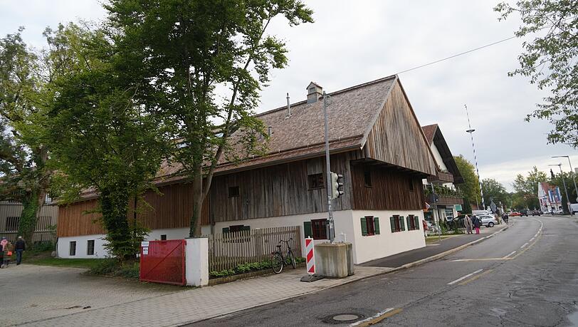 Mitten in Forstenried: Der Derzbachhof ist der älteste Bauernhof der Stadt und jetzt wieder ganz neu - sogar mit Schindeldach. Mitten in Forstenried: Der Derzbachhof ist der älteste Bauernhof der Stadt und jetzt wieder ganz neu - sogar mit Schindeldach.