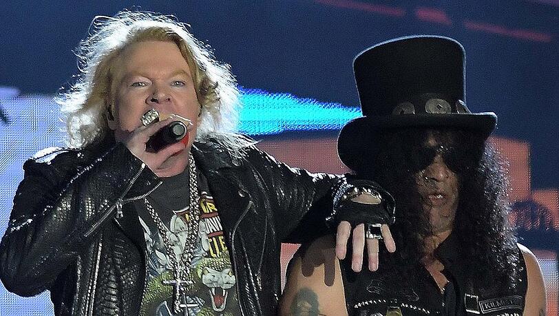 Guns-N'-Roses-Sänger Axl Rose (l.) will keine Mikrofone mehr in die Menge werfen.