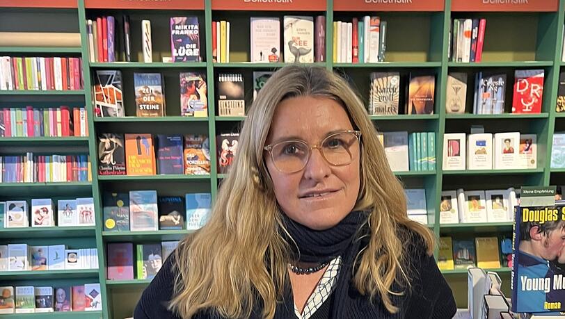 Brigitte Gieseler von der Buchhandlung Lehmkuhl empfiehlt das neue Buch von Ewald Arenz Brigitte Gieseler von der Buchhandlung Lehmkuhl empfiehlt das neue Buch von Ewald Arenz