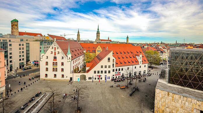 Sieben Jahre lang wird das Stadtmuseum in München geschlossen, damit es generalsaniert werden kann. Doch in diesem Sommer kann man hier noch jeden Abend Kultur genießen.