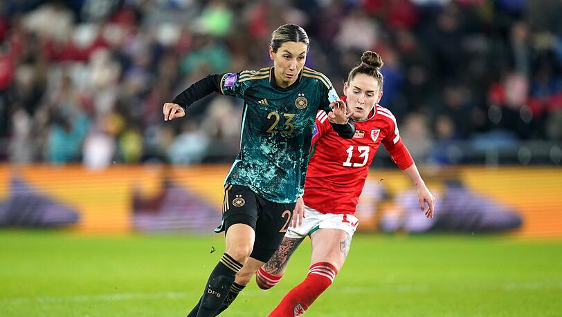 Sara Doorsoun (l) wird von der Waliserin Rachel Rowe verfolgt.