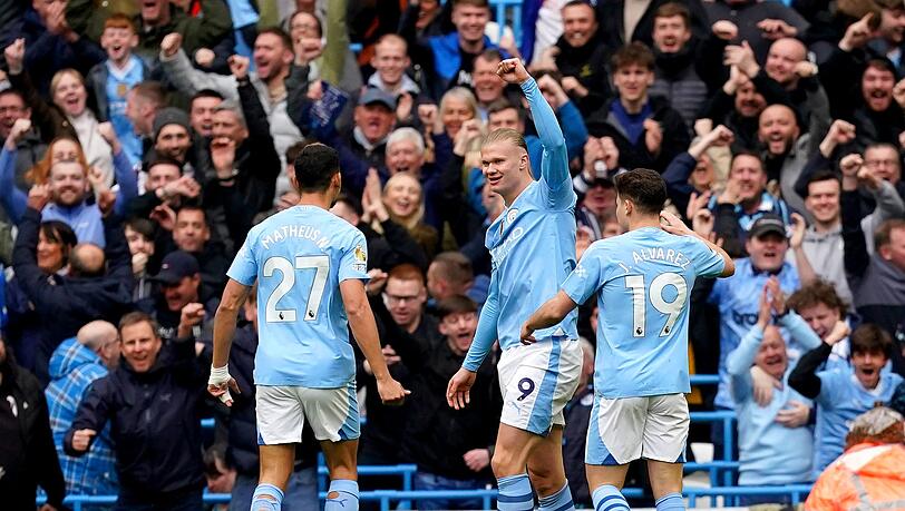Manchester City übernimmt zumindest für einen Tag die Tabellenspitze.