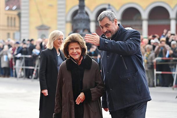 Zahlreiche Schaulustige kommen am Montagvormittag zum Max-Joseph-Platz, um die schwedische K&ouml;nigin bei ihrer Ankunft zu sehen - Ministerpr&auml;sident Markus S&ouml;der geleitet Silvia von Schweden zur Residenz.