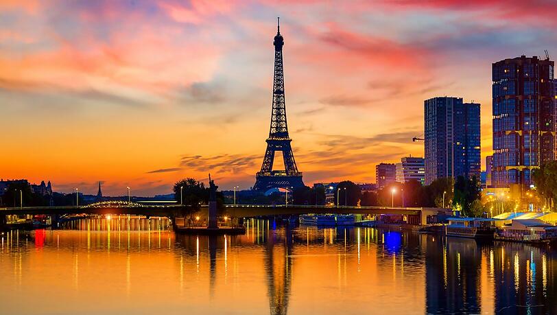 Der Eiffelturm ist wohl eines der bekanntesten Wahrzeichen der Welt.