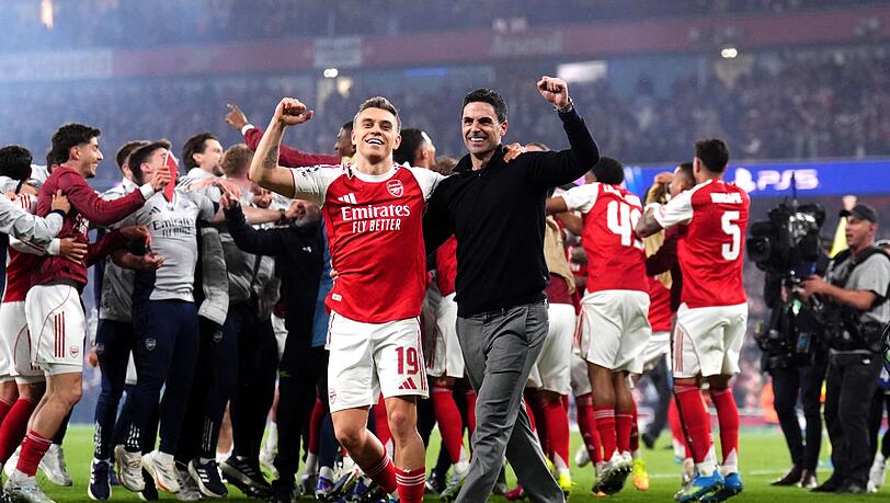 Arsenal-Coach Mikel Arteta feiert den Einzug ins Champions-League-Finale mit Leandro Trossard.