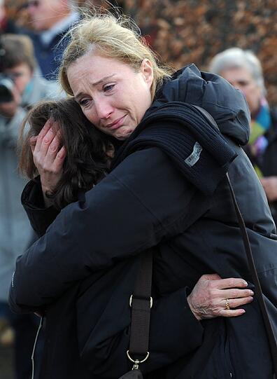 Enkelin Saskia Fischer (r) nimmt die Witwe Simone Rethel in dem Arm