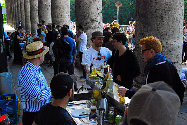 Bei schönem Sonntagswetter lädt die Goldene Bar im Haus der Kunst zum Sundowner &ndash; direkt am Eisbach lässt es sich aushalten.