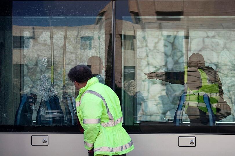 In Jerusalem ist nahe den Gleisen der Eisenbahn eine Bombe explodiert, die in einem Güterzug deponiert war. Die Polizei untersucht den Tatort.