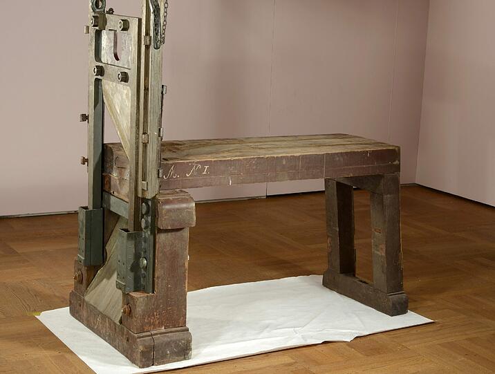 Die Guillotine, mit der die Geschwister Scholl ermordet wurden. Sie lagert im Depot des Bayerischen Nationalmuseums. Der großen Öffentlichkeit war dies bislang jedoch nicht bekannt. Inzwischen gibt es nach Museumsangaben Überlegungen, die Guillotine auszustellen.