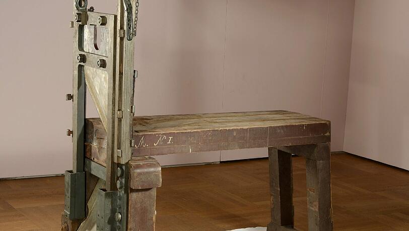 Die Guillotine, mit der die Geschwister Scholl ermordet wurden. Sie lagert im Depot des Bayerischen Nationalmuseums. Der großen Öffentlichkeit war dies bislang jedoch nicht bekannt. Inzwischen gibt es nach Museumsangaben Überlegungen, die Guillotine auszustellen. Die Guillotine, mit der die Geschwister Scholl ermordet wurden. Sie lagert im Depot des Bayerischen Nationalmuseums. Der großen Öffentlichkeit war dies bislang jedoch nicht bekannt. Inzwischen gibt es nach Museumsangaben Überlegungen, die Guillotine auszustellen.