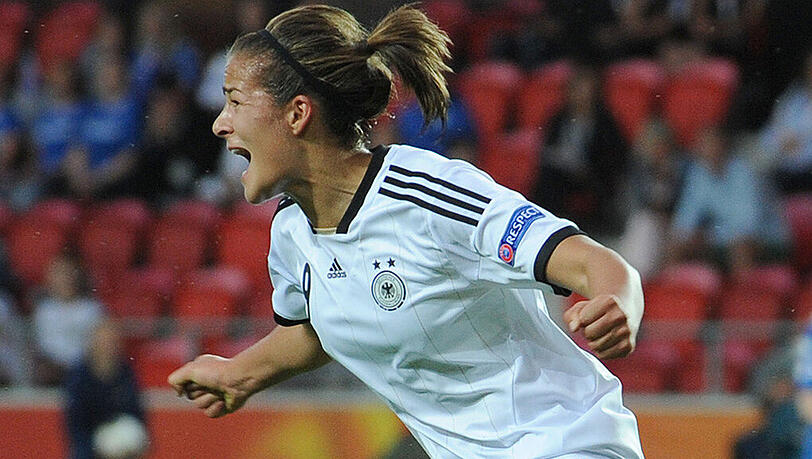 Lena Lotzen vom FC Bayern will auch gegen Thailand jubeln. Lena Lotzen vom FC Bayern will auch gegen Thailand jubeln.