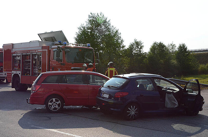 Der Fahrer des blauen Peugeot missachtete die Vorfahrt und kolliderte mit dem anderen Auto. Beide Fahrer verletzten sich bei dem Unfall.