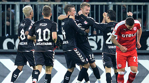 Nichts zu holen für Düsseldorf. St. Pauli feiert das zwischenzeitliche 3:0 durch Lennart Thy.