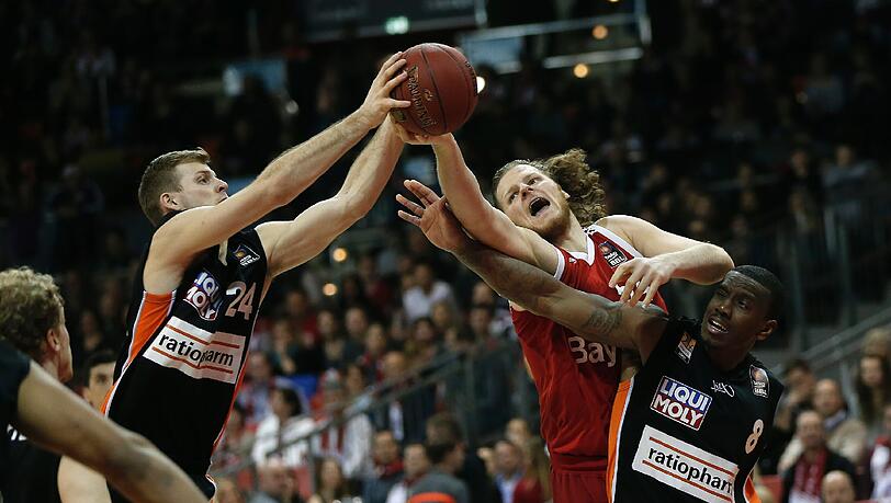 Im Duell mit Ulms Braun und Morgan: Bayerns Bryant. Im Duell mit Ulms Braun und Morgan: Bayerns Bryant.