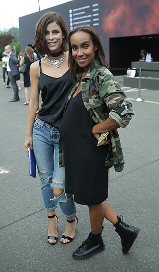 Sängerin Lena Meyer-Landrut (l) und die schwangere Moderatorin Hadnet Tesfai kommen zur Modenschau von "Designer for Tomorrow".