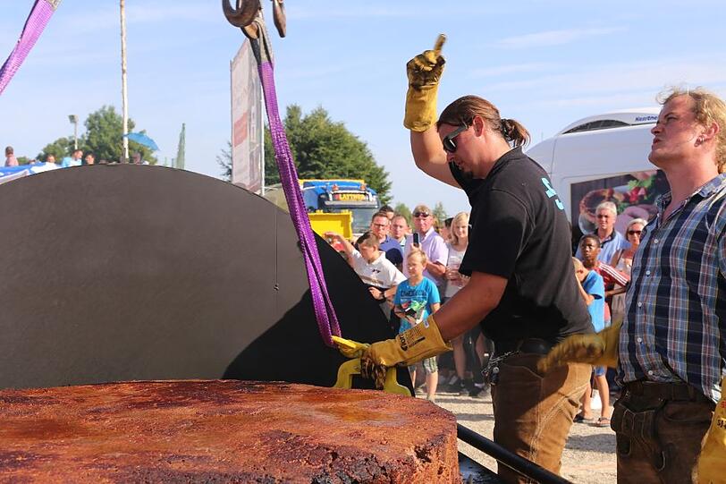In Pilsting wurde am Sonntag der größte Hamburger der Welt gebraten. Die Bilder von dem Weltrekordversuch.