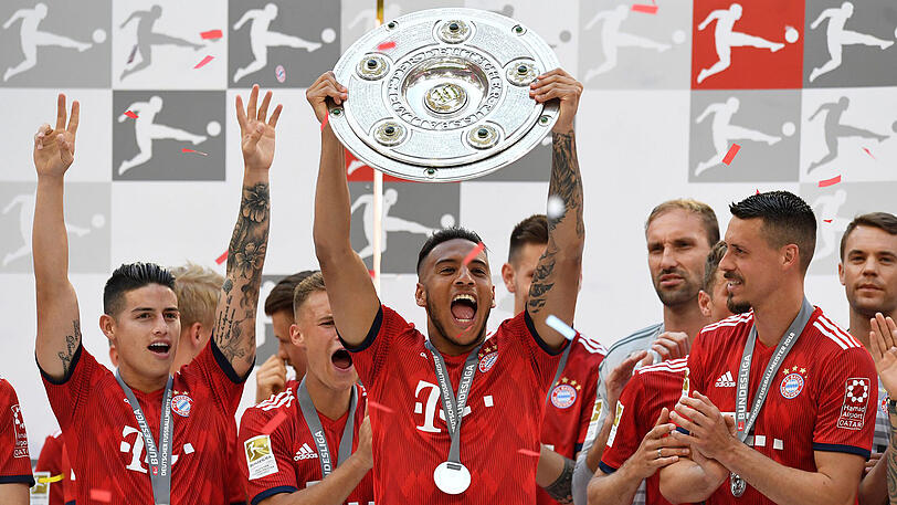 Her mit der Schale: Corentin Tolisso und seine Kollegen mittendrin in der Jubelarie.