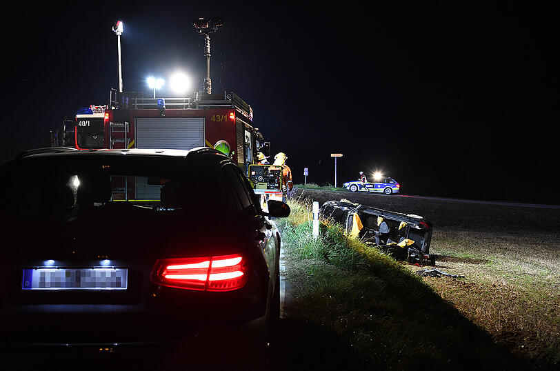 Die Feuerwehr mussten den betrunkenen Autofahrer aus seinem Mercedes befreien.