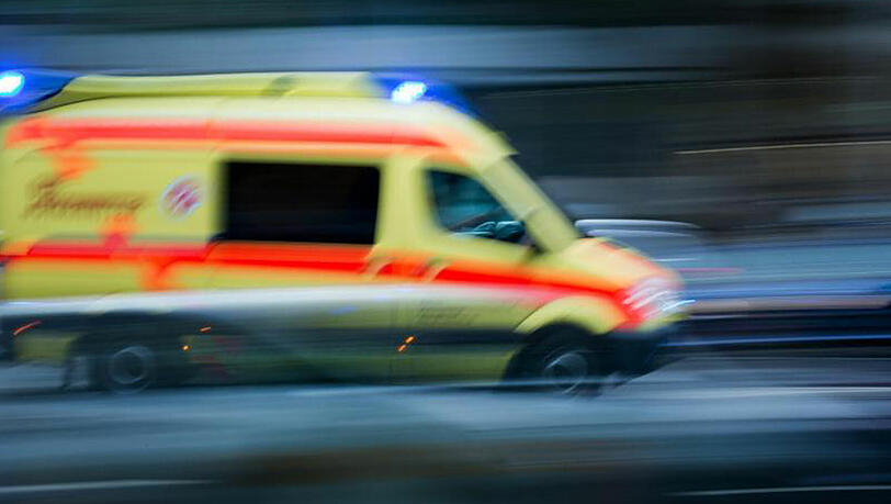 Auf der Einsatzfahrt kollidierte ein Rettungswagen mit einem Auto (Symbolbild). Auf der Einsatzfahrt kollidierte ein Rettungswagen mit einem Auto (Symbolbild).