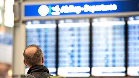 Laut einer Studie eines Fluggastrechte-Portals seien allein zwischen Januar und Ende März dieses Jahres rund 722.000 Flugreisende in Deutschland von Ausfällen oder Verspätungen über drei Stunden betroffen gewesen, sagt NRW-Verbraucherministerin Ursula Heinen Esser. Jannis Mattar