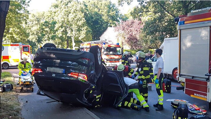 Feuerwehr und Rettungsdienst mussten die Fahrerin aus ihrem Wagen befreien.