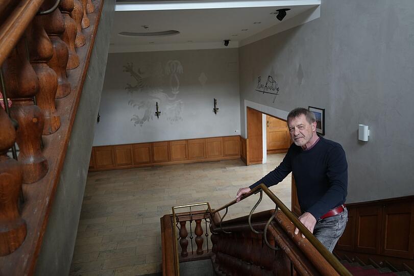 Peter Lang heute auf der Treppe des Löwenbräukellers. Er überlebte das Unglück schwer verletzt.