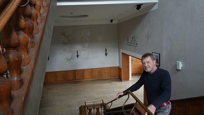 Peter Lang heute auf der Treppe des Löwenbräukellers. Er überlebte das Unglück schwer verletzt. Peter Lang heute auf der Treppe des Löwenbräukellers. Er überlebte das Unglück schwer verletzt.
