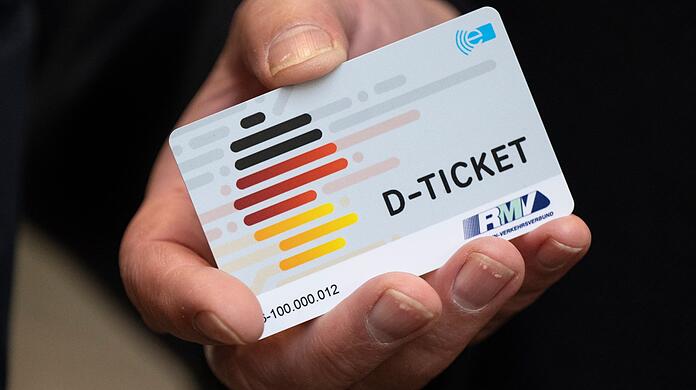 Das Deutschlandticket wird sechs Monate alt. (Symbolbild)