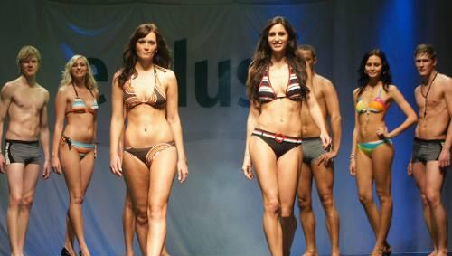 Ramona (l.) und Kristiana schreiten Seite an Seite über den Laufsteg. Ramona (l.) und Kristiana schreiten Seite an Seite über den Laufsteg.