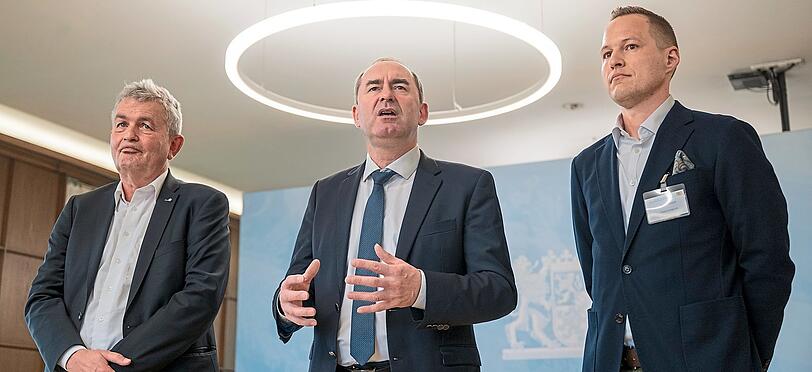 Betretene Gesichter angesichts der Entwicklung in der Weltwirtschaft: Hubert Aiwanger, bayerischer Wirtschaftsminister (M.), mit Bertram Brossardt (l.), vbw-Hauptgeschäftsführer, und Florian Welsch von Zwiesel Kristallglas AG.