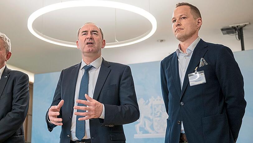 Betretene Gesichter angesichts der Entwicklung in der Weltwirtschaft: Hubert Aiwanger, bayerischer Wirtschaftsminister (M.), mit Bertram Brossardt (l.), vbw-Hauptgeschäftsführer, und Florian Welsch von Zwiesel Kristallglas AG. Betretene Gesichter angesichts der Entwicklung in der Weltwirtschaft: Hubert Aiwanger, bayerischer Wirtschaftsminister (M.), mit Bertram Brossardt (l.), vbw-Hauptgeschäftsführer, und Florian Welsch von Zwiesel Kristallglas AG.