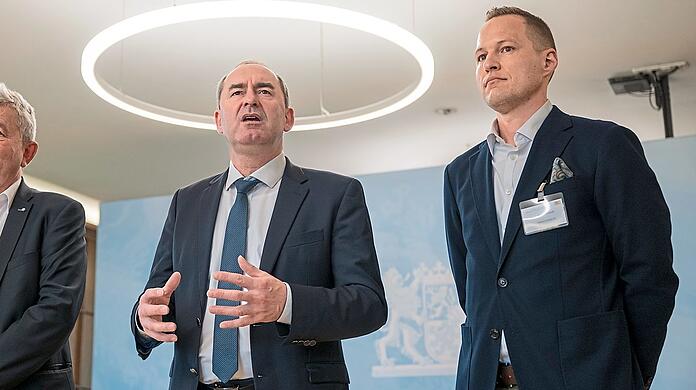 Betretene Gesichter angesichts der Entwicklung in der Weltwirtschaft: Hubert Aiwanger, bayerischer Wirtschaftsminister (M.), mit Bertram Brossardt (l.), vbw-Hauptgeschäftsführer, und Florian Welsch von Zwiesel Kristallglas AG.