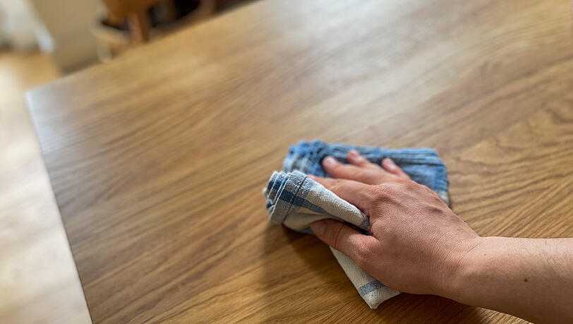 Zwei Trickdiebinnen haben sich bei einer Rentnerin aus Sendling als Putzkräfte ausgegeben und die Frau bestohlen. (Symbolbild)
