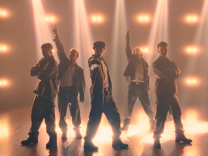 In "Back to the 90s" reisen die Elevator Boys - natürlich in einem Fahrstuhl - aus Versehen zurück ins Jahr 1995. In "Back to the 90s" reisen die Elevator Boys - natürlich in einem Fahrstuhl - aus Versehen zurück ins Jahr 1995.