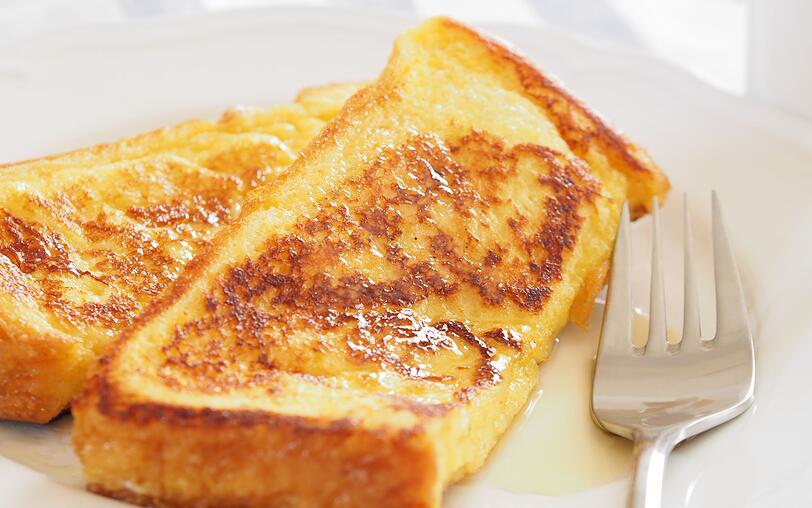Ein weiterer Klassiker bei der Resteverwertung ist der Arme Ritter. Alles, was Sie brauchen, sind alte Toastscheiben oder ein halbes Br&ouml;tchen. Dann werden Milch, Ei, Zucker und Salz vermischt und die Brotscheiben darin eingeweicht. Braten Sie das Brot mit Butter in einer Pfanne goldbraun. Lecker dazu sind Apfelmus, Honig, Ahornsirup oder Marmelade - je nachdem, was der Vorratsschrank noch hergibt.