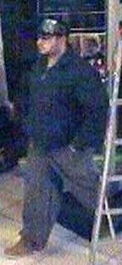 Zeugensuche nach Raubüberfall auf Discounter im Oktober 2010. Wer kennt die abgebildete Person auf den Aufnahmen?