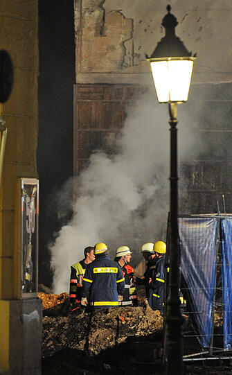 Zerstörte Schaufenster, Glassplitter, Feuer, Rauch: Nach Sprengung des 250 Kilogramm schweren Blindgängers in der Schwabinger Feilitzschstraße geht es drunter und drüber, Rettungsfahrzeuge brausen durch Schwabing. Gegen Mitternacht meldet die Feuerwehr, die Bränder seien unter Kontrolle. Laut Polizei wurde niemand verletzt.