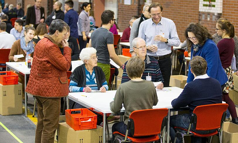 Bilder von der Stimmenauszählung in Berlin.