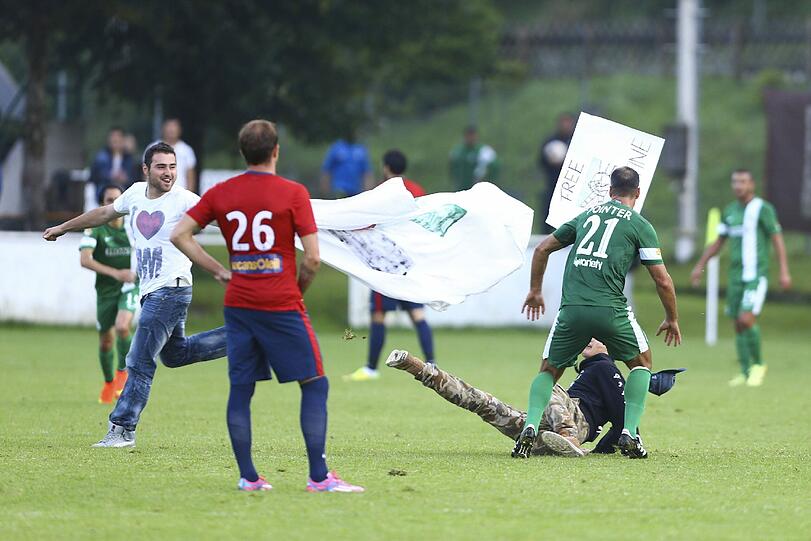Hass und Gewalt: Prügel-Fans stürmen das Feld mit Palästina-Fahnen und gehen auf die Spieler der israelischen Mannschaft los. Die Bilder.