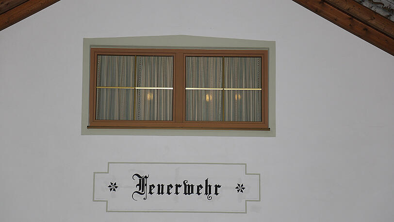 Bilder vom Sonntagabend: Siegfried Rauch stürzte bei einer Feier der örtlichen Freiwilligen Feuerwehr auf einer Treppe und zog sich dabei tödliche Verletzungen zu.