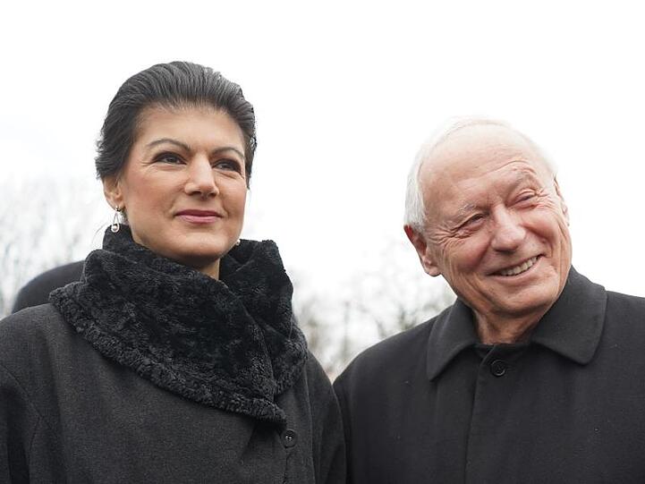 Sahra Wagenknecht, Fraktionsvorsitzende der Linken im Deutschen Bundestag, und ihr Ehemann Oskar Lafontaine, Fraktionsvorsitzender der Linken im Saarland, bei der Gedenkveranstaltung in Berlin-Friedrichsfelde.