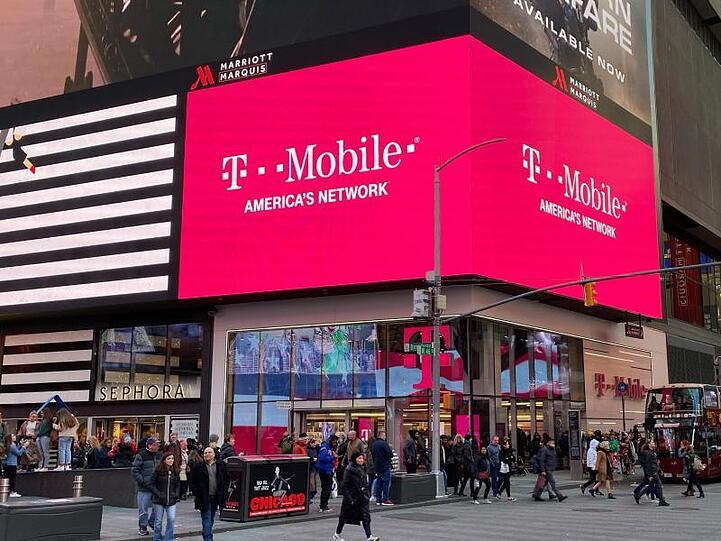Eine Filiale des Mobilfunkproviders T-Mobile am belebten Times Square in New York.
