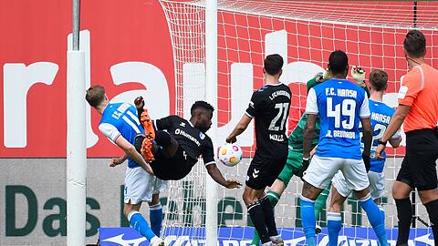 Magdeburgs Daniel Heber (2.vr) köpft den Ball zur 2:0-Führung in das Rostocker Tor.