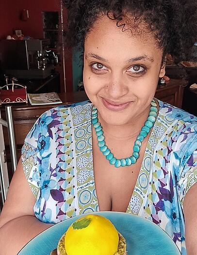Denise Peters mit dem Fruchtkuchen "Le Citron“. Denise Peters mit dem Fruchtkuchen "Le Citron“.