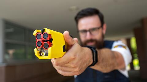 Taser statt Pistole? Die bayerische Polizei will das nun auch f&uuml;r den Einsatz auf Streife testen.