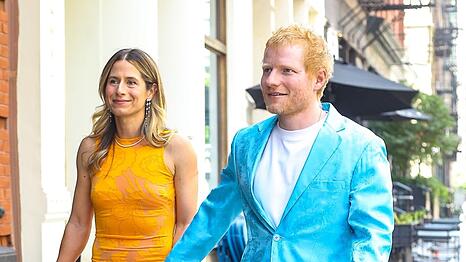 Ed Sheeran und Ehefrau Cherry Seaborn auf dem Weg zu Taylor Swifts Hochzeitsfeier.